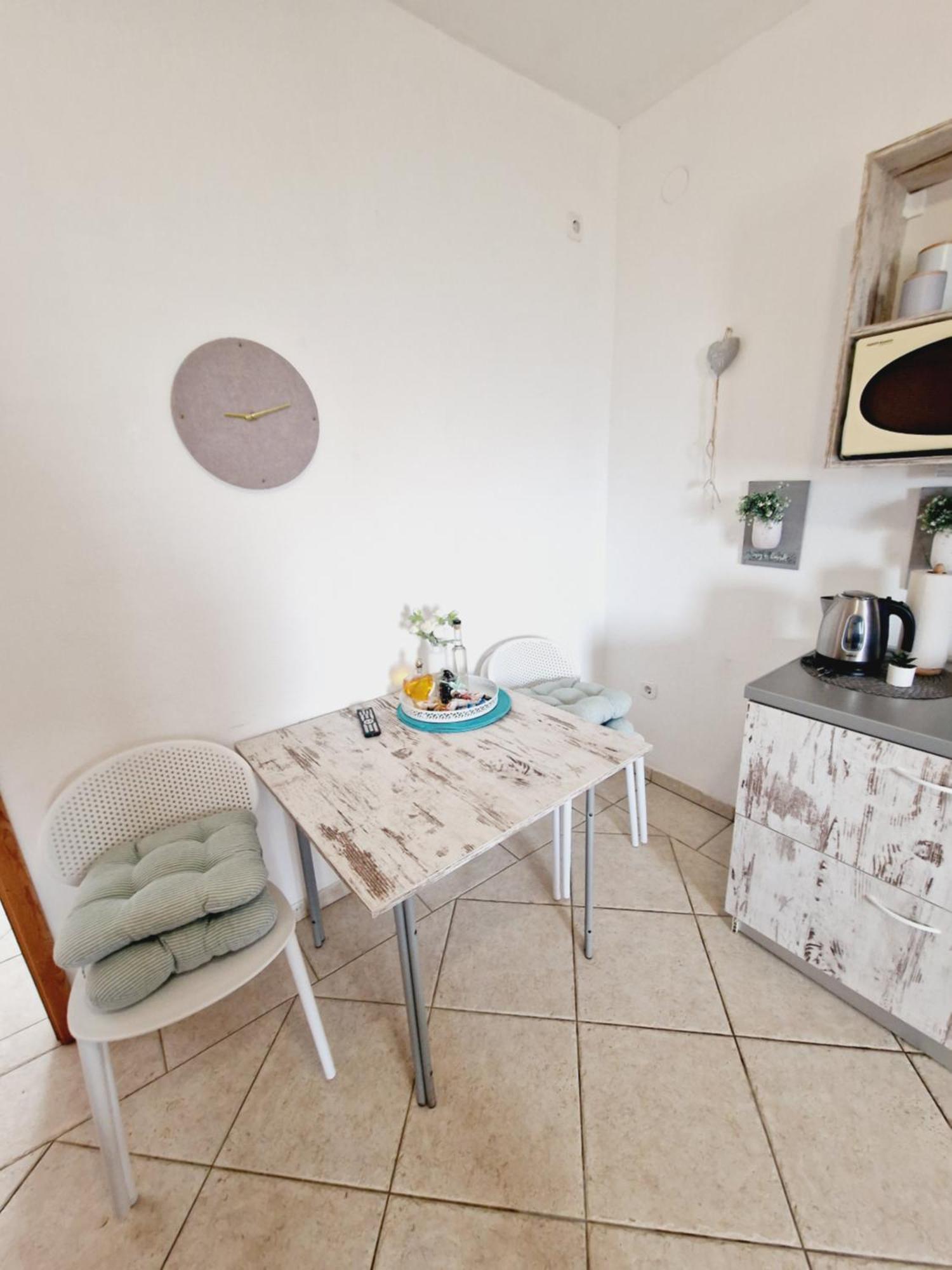 Melani Apartment Vir
