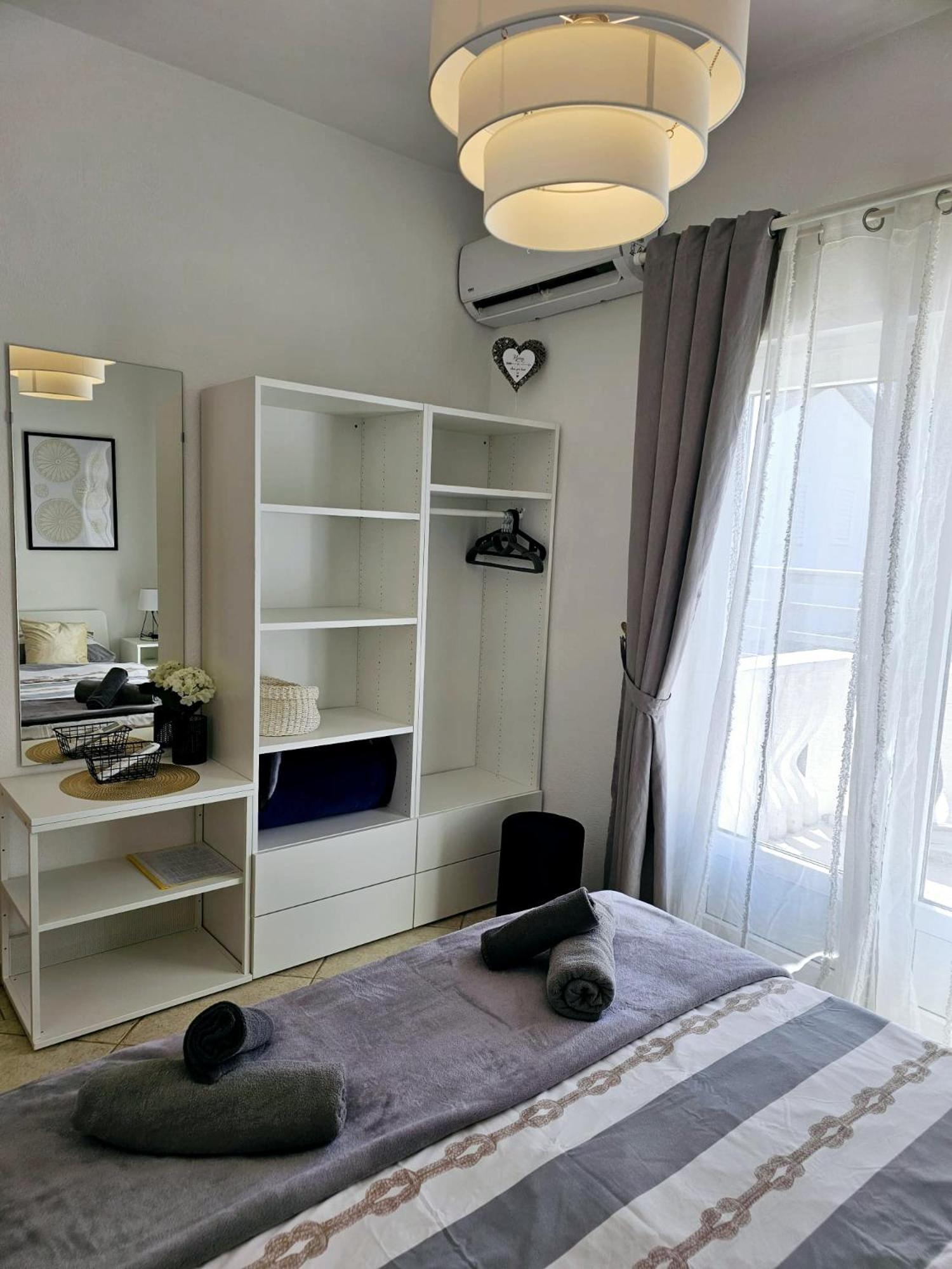 Apartment Melani Vir