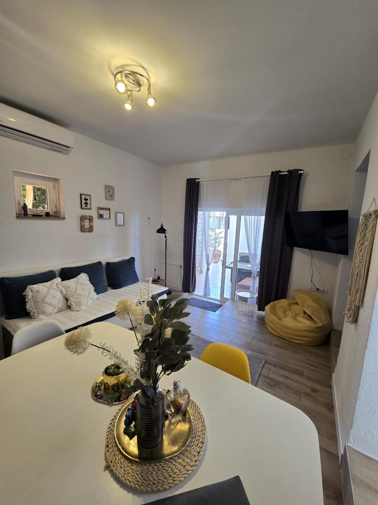 Apartament Melani Vir